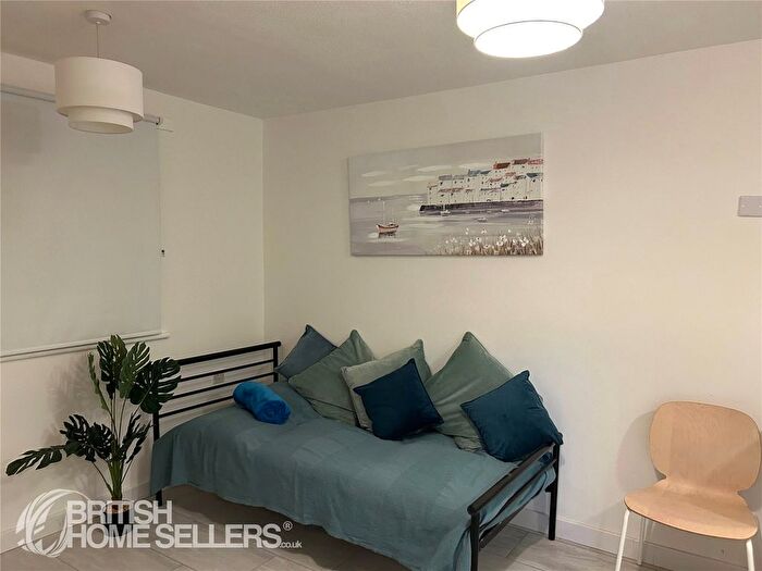 1 Bedroom Flat For Sale In Lord Mountbatten Close, Southampton, Hampshire, SO18