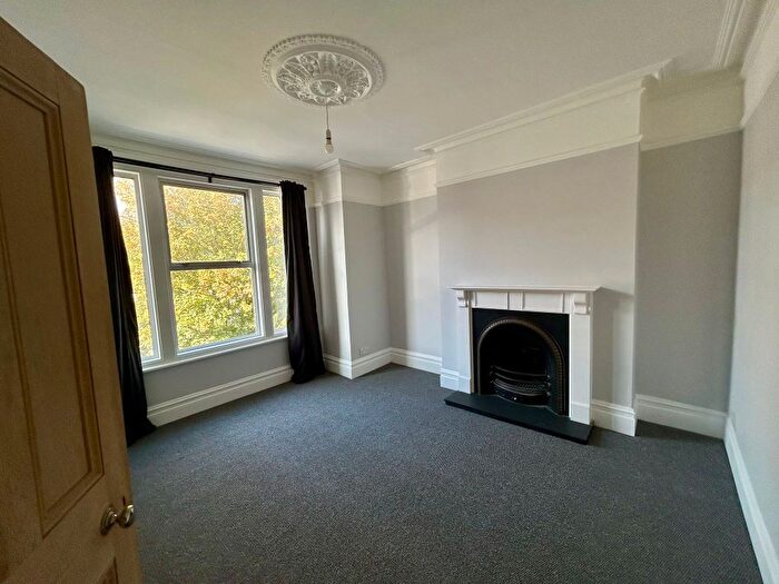 3 Bedroom Flat To Rent In Mantilla Road, London, SW17