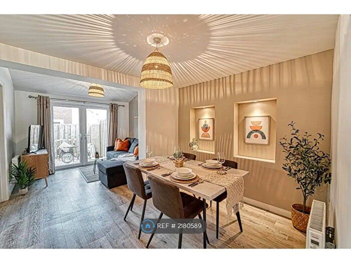 2 Bedroom Flat To Rent In Watledge House, Tewkesbury, GL20