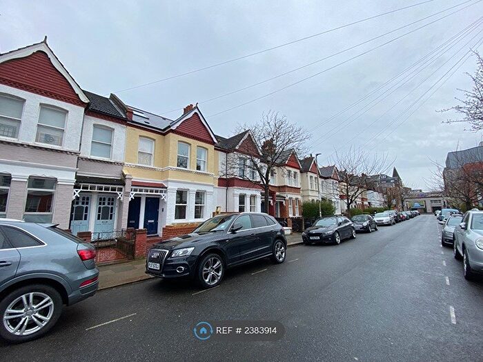3 Bedroom Flat To Rent In Balham, London, SW12
