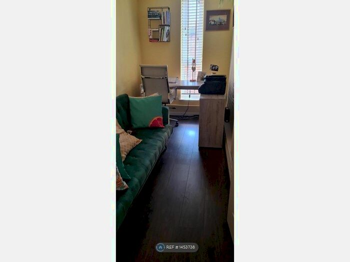 2 Bedroom Flat To Rent In Basildon, Basildon, SS15