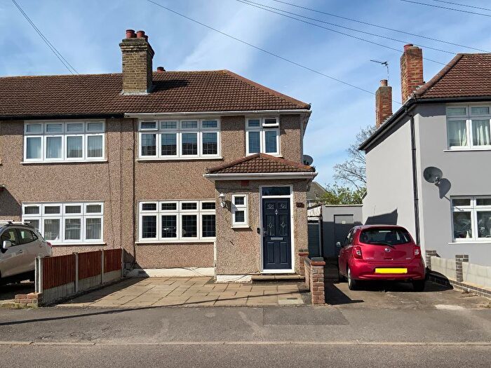 3 Bedroom End Of Terrace House For Sale In Woburn Avenue, Elm Park, Hornchurch, Essex, RM12
