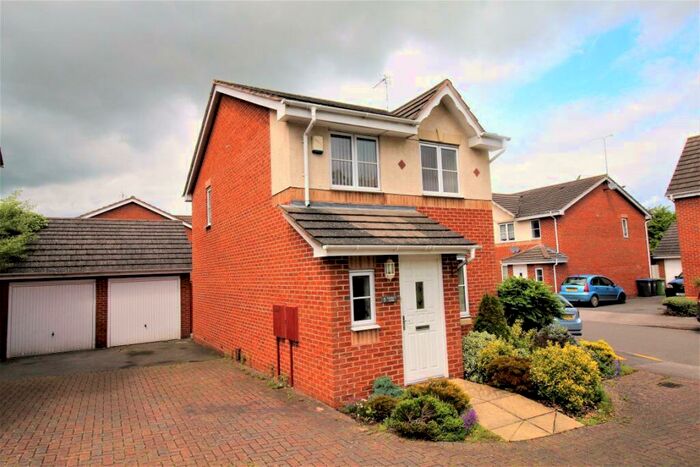 3 Bedroom Detached House To Rent In Viaduct Close, CV21