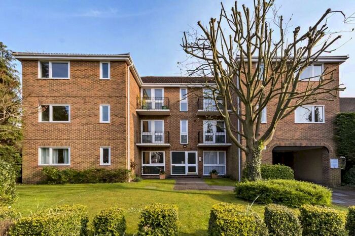 1 Bedroom Flat To Rent In Lovelace Gardens, Surbiton, KT6