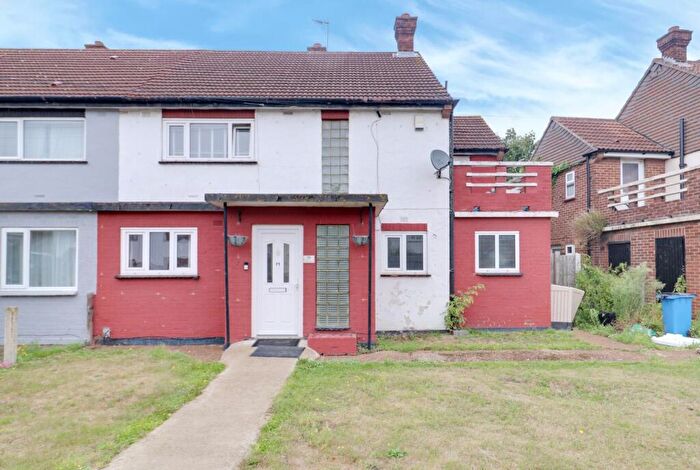 3 Bedroom Semi-Detached House For Sale In New Zealand Way, Rainham, RM13