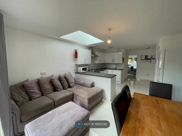 6 Bedroom Semi-Detached House To Rent In Cabell Road, Guildford, GU2