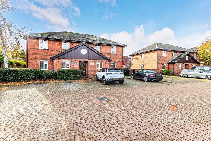 2 Bedroom Flat For Sale In Rosemary Gardens, Poole, BH12