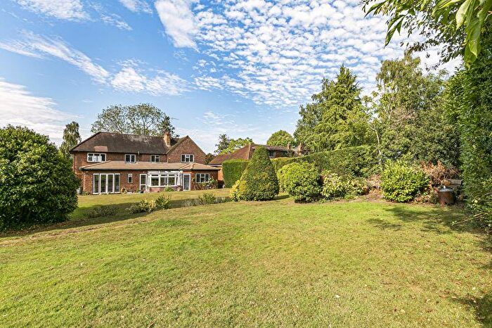 4 Bedroom Detached House For Sale In Lower Road, Fetcham, KT22