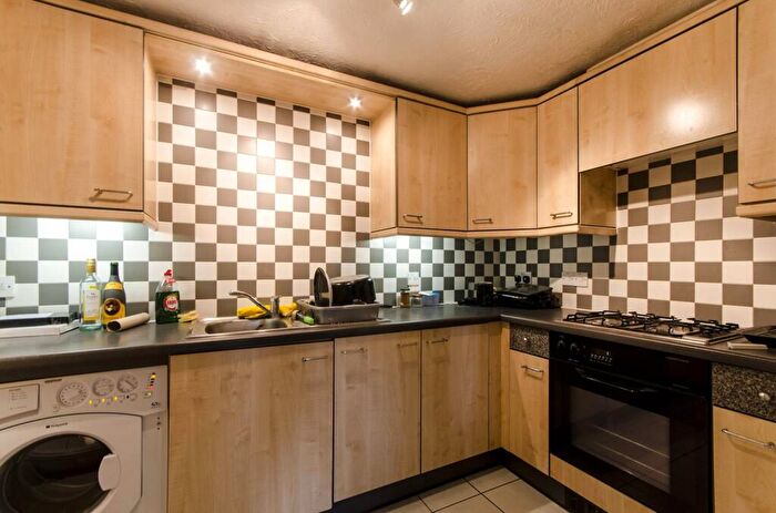 2 Bedroom Flat To Rent In Ferndown Lodge, Isle Of Dogs, London, E14
