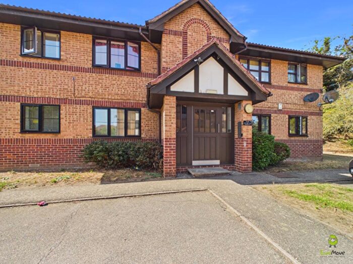1 Bedroom Apartment For Sale In Frobisher Road, Erith, Kent, DA8
