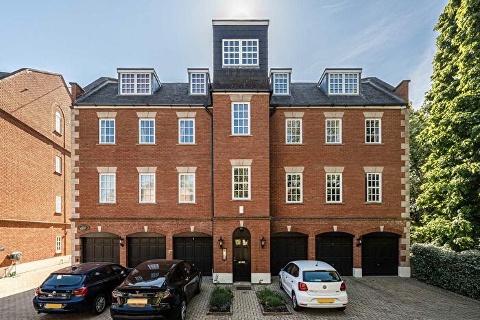 2 Bedroom Flat To Rent In Queens Reach, East Molesey, KT8