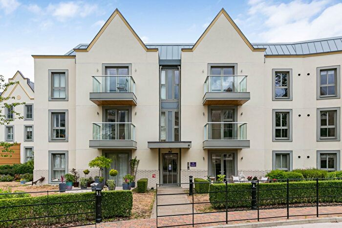 2 Bedroom Flat For Sale In Hedingham Drive, Englefield Green, Egham, Surrey, TW20