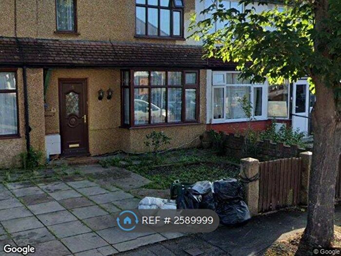 4 Bedroom Semi-Detached House To Rent In Acacia Avenue, Hayes, UB3