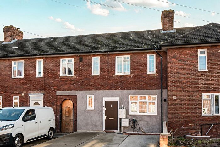 3 Bedroom Terraced House For Sale In Grangemill Way, London, SE6