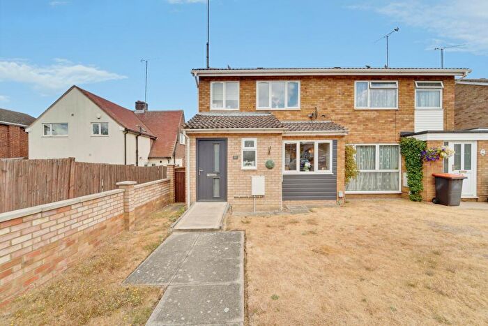 3 Bedroom Semi-Detached House For Sale In Burges Close, Dunstable, LU6