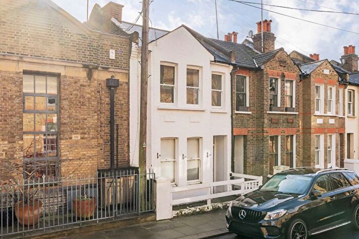 2 Bedroom Flat For Sale In Hewer Street, London, W10