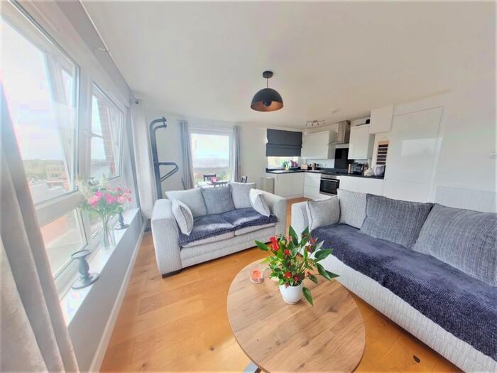 2 Bedroom Flat To Rent In High Street, Fareham, PO16