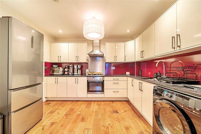 2 Bedroom Semi-Detached House For Sale In Aspen Mews, Penge, London, SE20