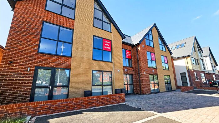 1 Bedroom Flat To Rent In Azalea Court, Kingswood Place, Hayes, UB4