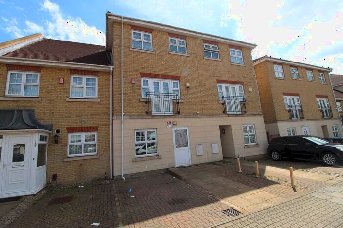 5 Bedroom Town House To Rent In De Havilland Road, Edgware, HA8