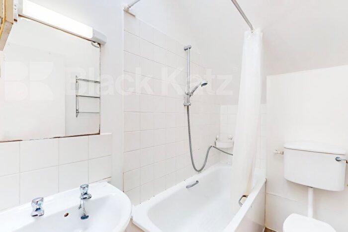 1 Bedroom Flat To Rent In Minford Gardens, Shepherds Bush, W14