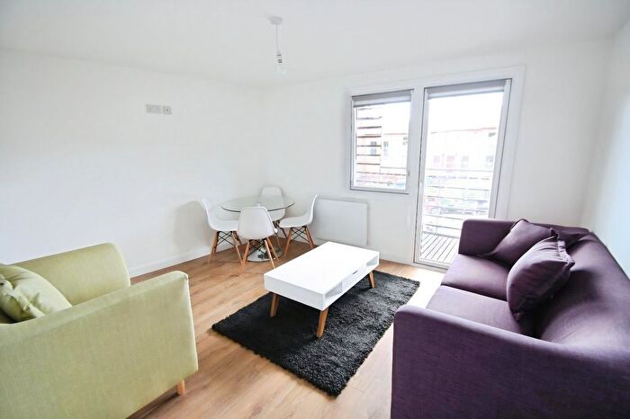 2 Bedroom Flat To Rent In North Crescent, Leeds, LS2
