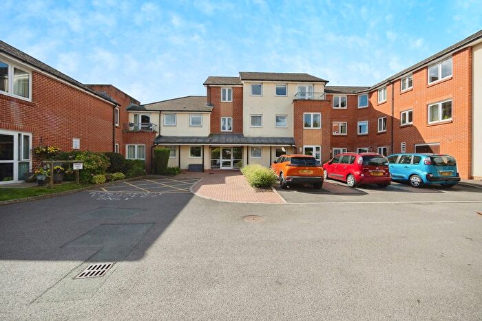 1 Bedroom Flat For Sale In London Road, Cowplain, Waterlooville, Hampshire, PO8