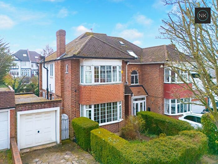 3 Bedroom Semi Detached House For Sale In Chiltern Way, Woodford Green, Essex, IG8