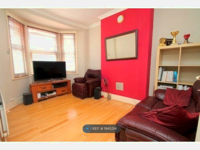 2 Bedroom Maisonette To Rent In Strone Road, London, E12
