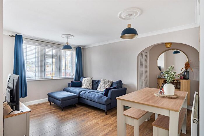 2 Bedroom Flat For Sale In Mayfields, Keynsham, Bristol, BS31