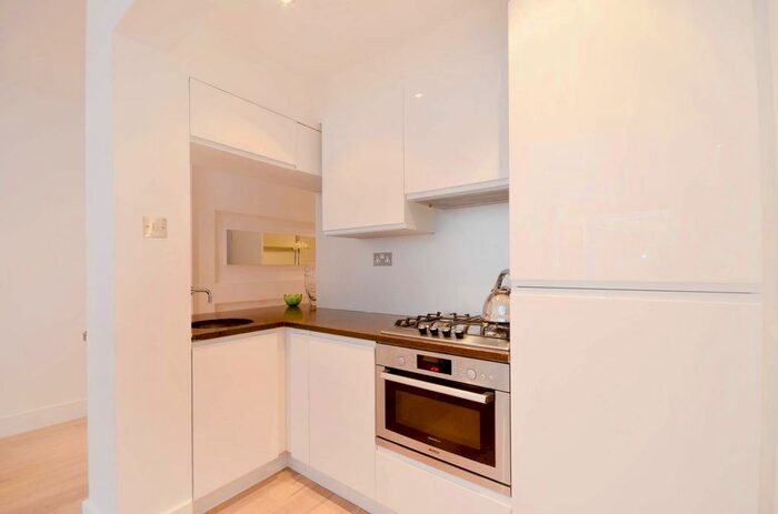 2 Bedroom Flat To Rent In Kensington Gardens Square, Bayswater, London, W2