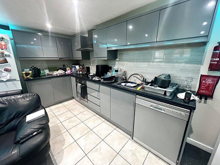 4 Bedroom Flat To Rent In North Grange Road, Hyde Park, Leeds, LS6