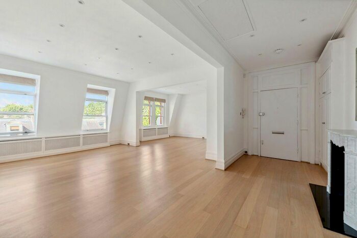 3 Bedroom Flat To Rent In Holland Park Gardens, London, W14