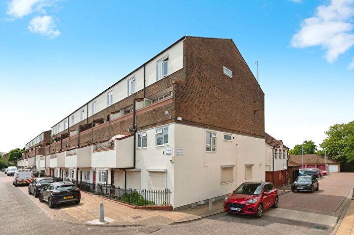 3 Bedroom Flat For Sale In Centurion Way, Purfleet-On-Thames, Essex, RM19