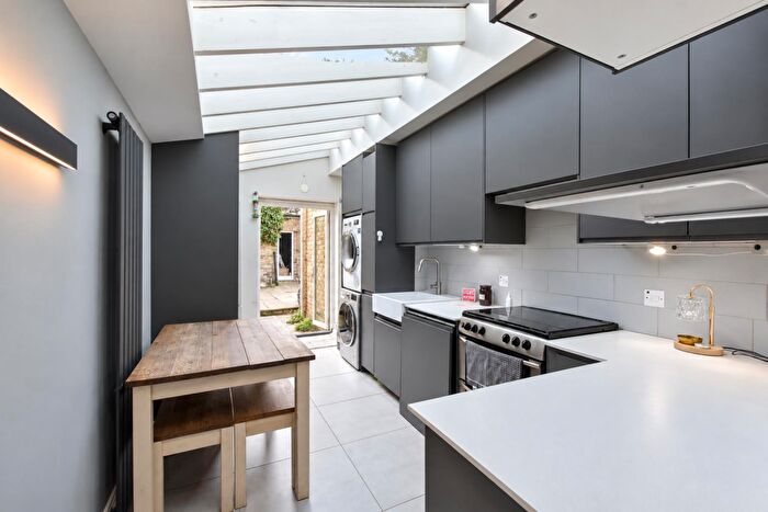 2 Bedroom Flat To Rent In South Worple Way, London, SW14
