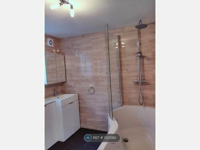 2 Bedroom Flat To Rent In Greyhound Close, Ash, Surrey GU12