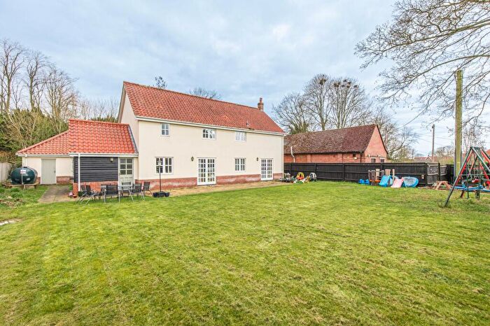 4 Bedroom Detached House For Sale In Charming Four Bedroom Farmhouse-style Home In Caston, NR17