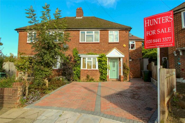 2 Bedroom Maisonette To Rent In Flat, Fordham Close, Barnet, Hertfordshire, EN4