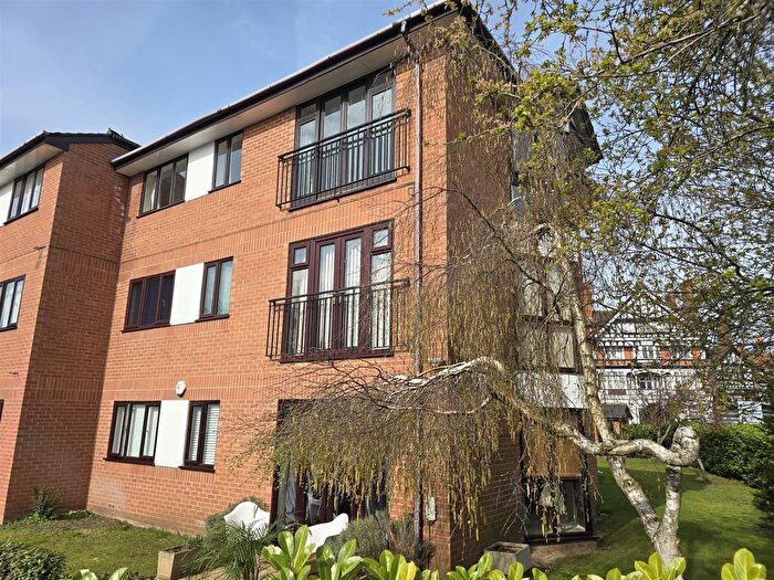 2 Bedroom Flat For Sale In Station Road, Henley-On-Thames, RG9