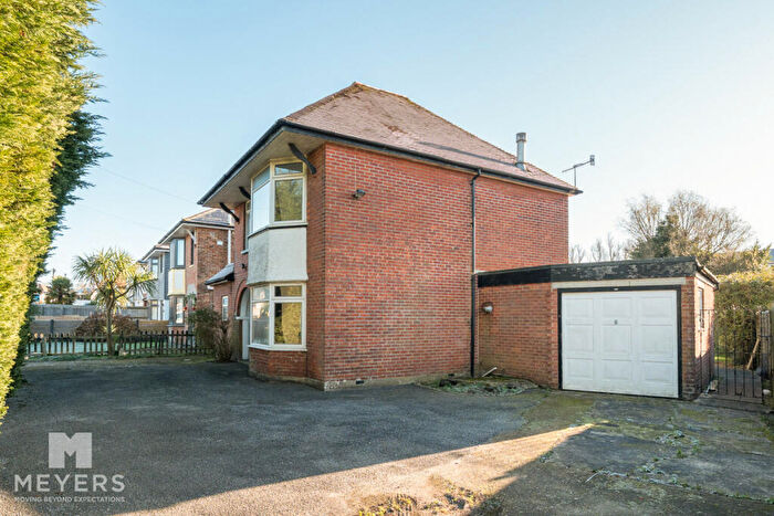 4 Bedroom Detached House For Sale In Hennings Park Road, Poole, BH15