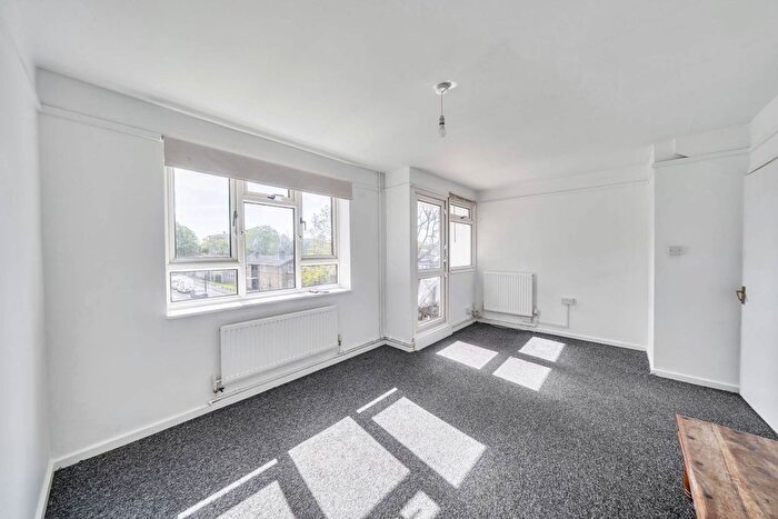 2 Bedroom Flat To Rent In Fauconberg Road, Grove Park, London, W4