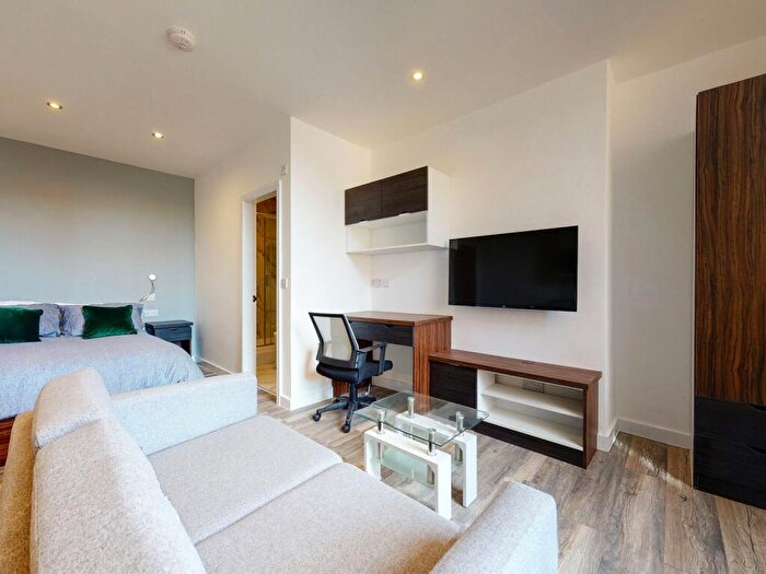 Apartment To Rent In Apt, Hyde Terrace #, LS2