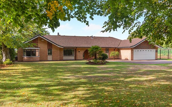 3 Bedroom Bungalow For Sale In Cropwell Road, Radcliffe-on-Trent, Nottingham, Nottinghamshire, NG12