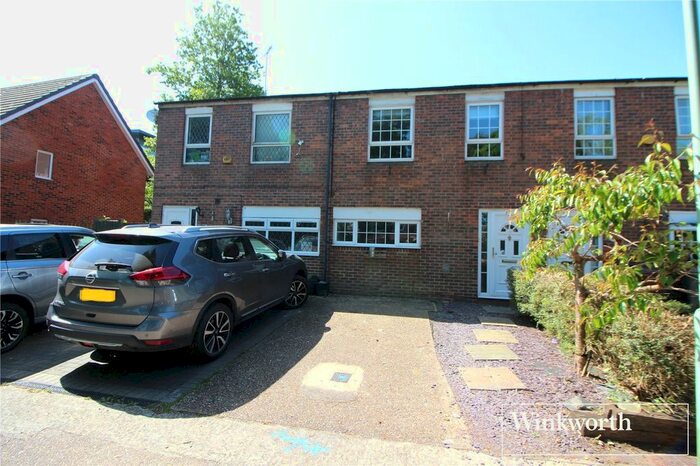4 Bedroom Detached House To Rent In Hackney Close, Borehamwood, Hertfordshire, WD6