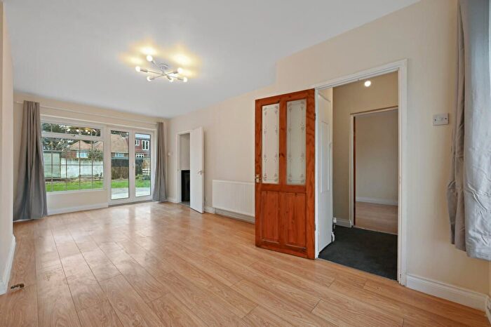2 Bedroom Detached House To Rent In Chigwell, London, IG7