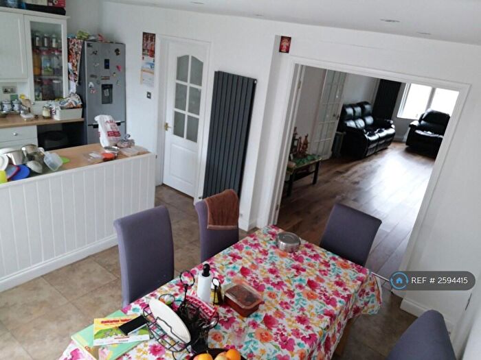 3 Bedroom Semi-Detached House To Rent In Shrivenham Road, Swindon, SN1