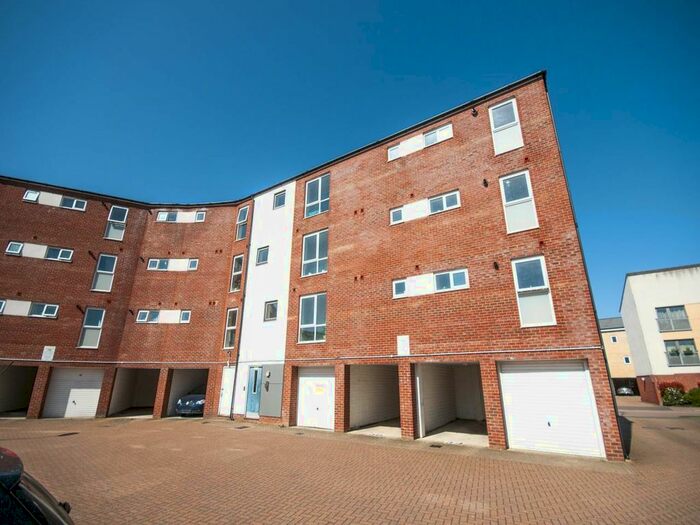 3 Bedroom Flat To Rent In Aviation Avenue, Hatfield, Hertfordshire, AL10