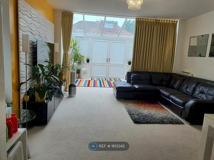 4 Bedroom Semi-Detached House To Rent In Hunting Place, Hounslow, TW5