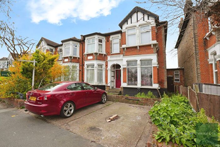 2 Bedroom Flat For Sale In The Drive, Ilford, IG1