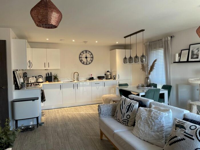 2 Bedroom Flat To Rent In Holmesley Road, Borehamwood, WD6